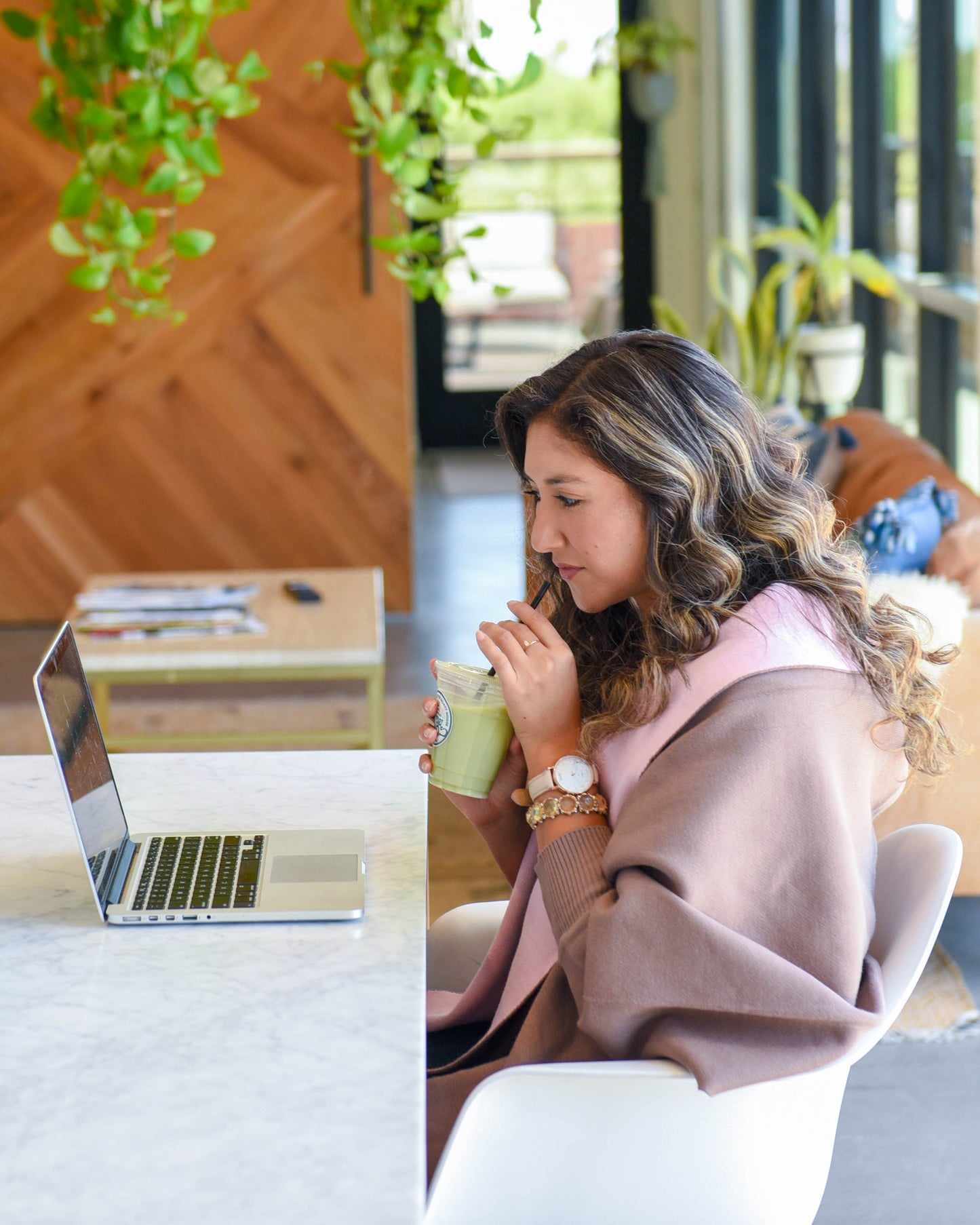 Cozie Cardigan Tan Pink Model